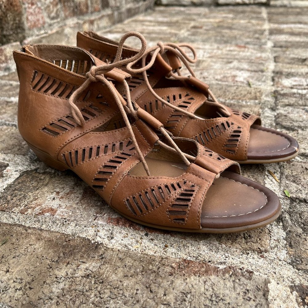 Comfortiva Riley Gladiator Sandals Shoes Women's Size 9.5M Brown Zip Back